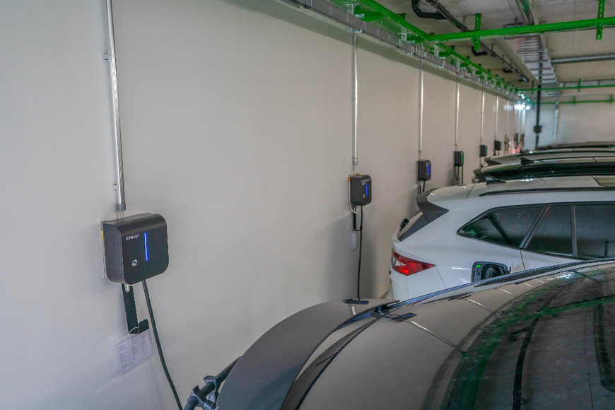 Závod Eaton se proměnil v energetické centrum s fotovoltaickými články, nabíječkami pro elektromobily a úložištěm baterií